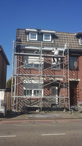 steigers bij woonhuis