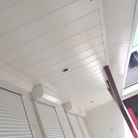 witte boeiboordbekleding